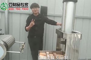 兩聯(lián)磨漿機+4米豆腐皮機+雙剝機+疊皮機操作現(xiàn)場