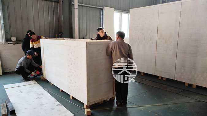 俄羅斯豆腐皮機(jī)設(shè)備打木箱進(jìn)行中